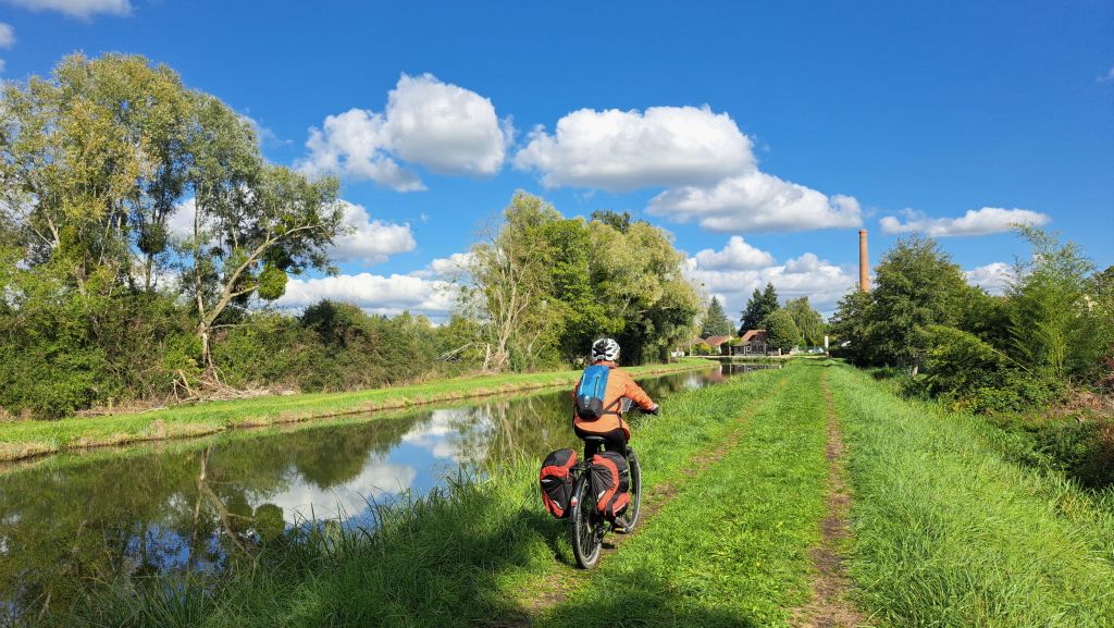 A l'entrée de La Guerche-sur-l'Aubois, nous longeons un petit tronçon du Canal du Berry déclassé